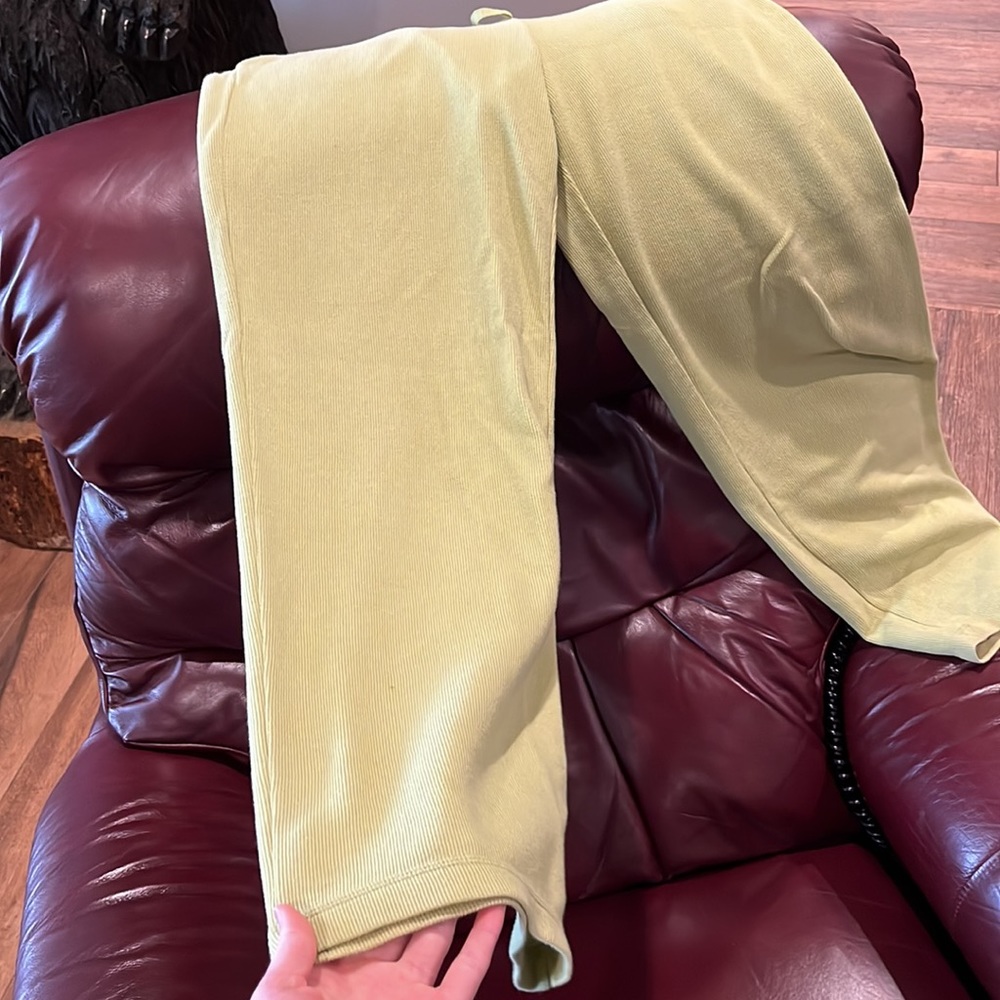 Green pants - Picture 3 of 7